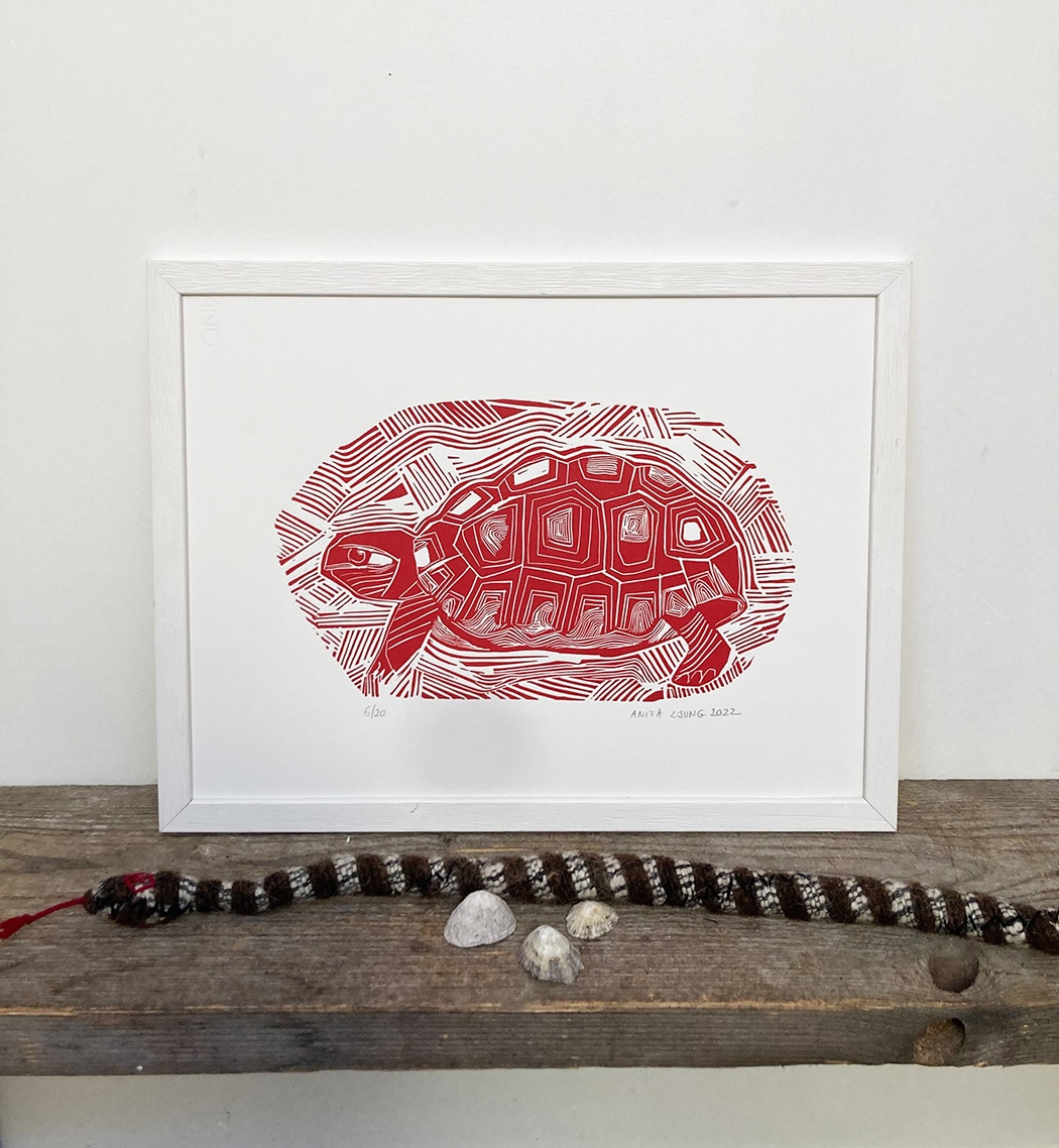 Une tortue , linogravure - Image 2